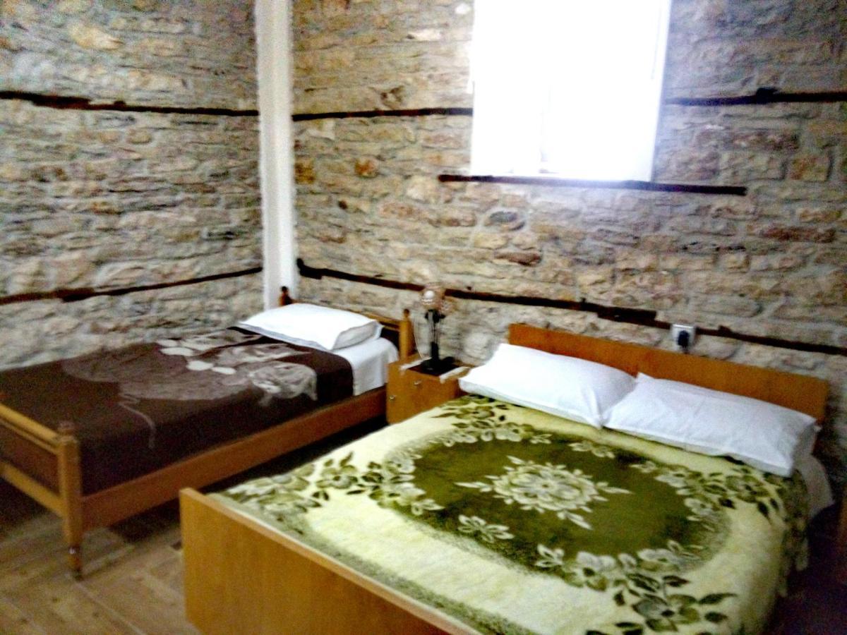 Ruols Guesthouse Гірокастра Екстер'єр фото
