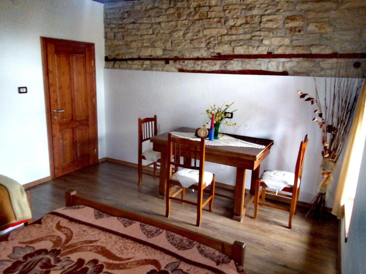 Ruols Guesthouse Гірокастра Екстер'єр фото