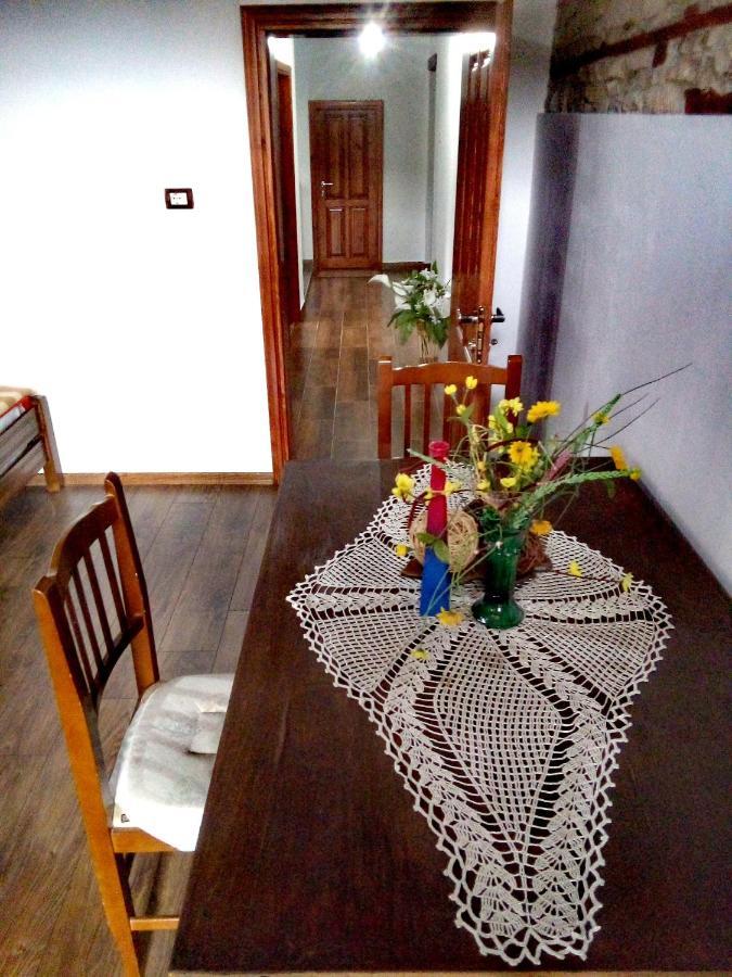 Ruols Guesthouse Гірокастра Екстер'єр фото